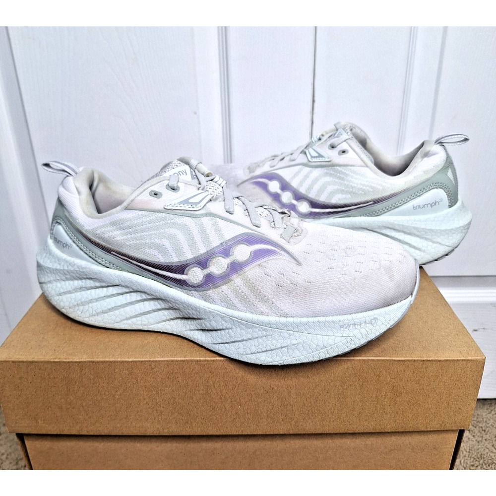 Saucony Triumph 22 White Foam S10965-245 size 10 WIDE Women's